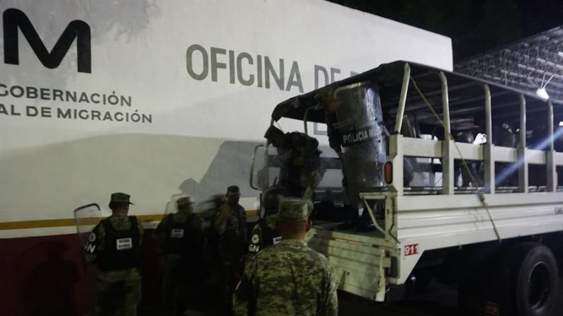 Fotografía fechada el 23 de marzo del 2020, que muestra a integrantes de la Guardia Nacional, arribando a la estación migratoria Siglo XXI, donde se suscitó un conato de motín por parte de migrantes en la ciudad de Tapachula en el estado de Chiapas (México). EFE/Juan Manuel Blanco
