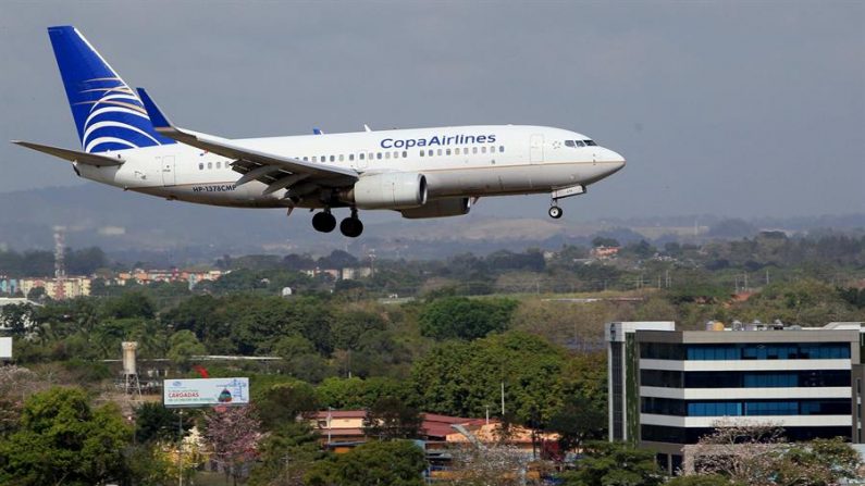 Fotografía donde se ve aterrizando un avión de la aerolínea Copa en el Aeropuerto Internacional de Tocumen, en Ciudad de Panamá (Panamá). EFE/Alejandro Bolívar/Archivo
