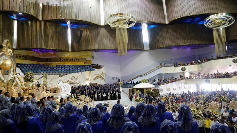 Fieles de la iglesia la Luz del Mundo participan en la ceremonia de bautizo en el marco de la “Santa Convocación”, en la ciudad de Guadalajara, estado de Jalisco (México). EFE/ Francisco Guasco/Archivo
