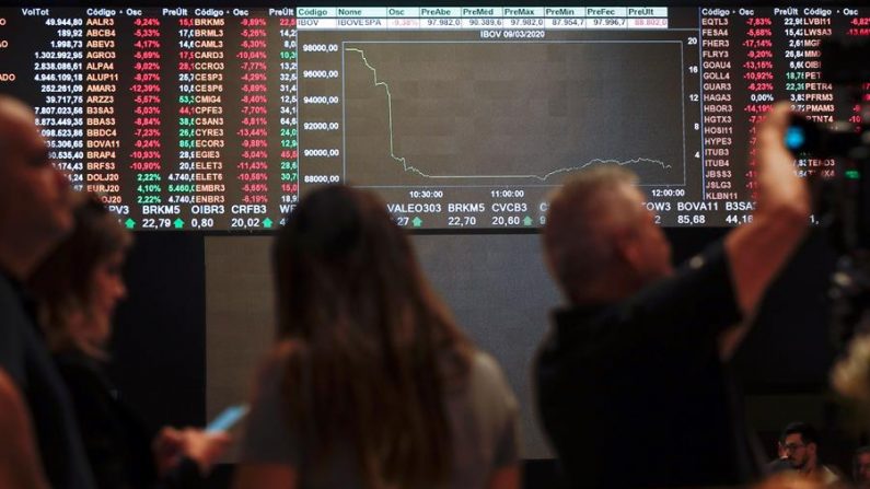 Fotografía a un tablero que muestra los valores de la Bolsa de Sao Paulo el 9 de marzo de 2020, en Sao Paulo (Brasil). La bolsa de Sao Paulo retomó las operaciones después una interrupción de media hora este lunes debido a la fuerte caída de su principal índice bursátil, y poco antes de la media sesión el índice Ibovespa volvía a desplomarse un 8,88 %. EFE/ Sebastiao Moreira