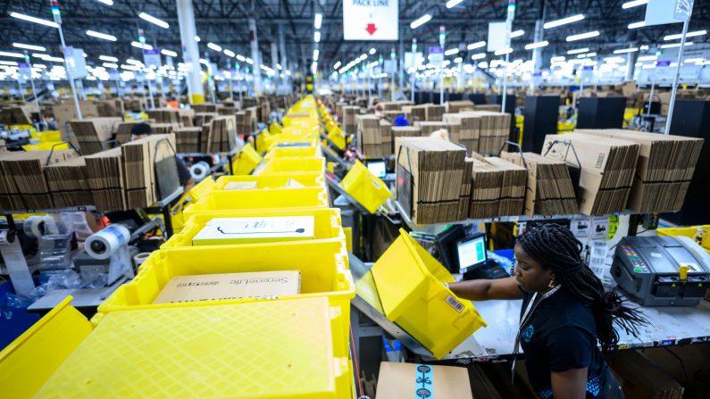 Una mujer trabaja en una estación de empaque en el centro de distribución de Amazon de 855,000 pies cuadrados en Staten Island, uno de los cinco distritos de la ciudad de Nueva York, el 5 de febrero de 2019. (JOHANNES EISELE / AFP a través de Getty Images)