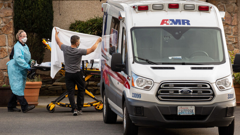 Trabajadores médicos transportan a un paciente en camilla a una ambulancia en el Life Care Center de Kirkland el 29 de febrero de 2020 en Kirkland, Washington. (Getty Images/David Ryder)