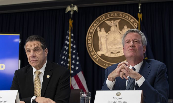 El gobernador de Nueva York Andrew Cuomo (izq) y el alcalde de la ciudad de Nueva York, Bill de Blasio, en una conferencia de prensa en la ciudad de Nueva York, el 13 de noviembre de 2018. (Drew Angerer/Getty Images)