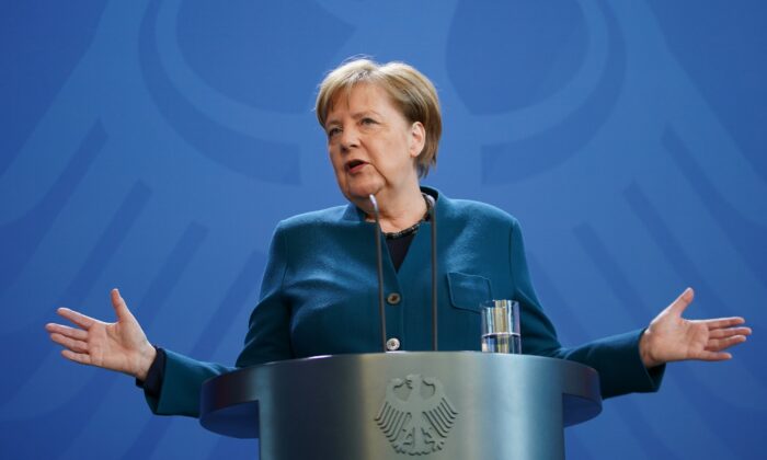 La canciller alemana Angela Merkel habla con los medios de comunicación para anunciar nuevas medidas para combatir la propagación del coronavirus y el COVID-19, la enfermedad que causa el virus, después de haber celebrado una teleconferencia con los gobernadores de los 16 estados de Alemania el 22 de marzo de 2020 en Berlín, Alemania. (Clemens Bilan/Getty Images)