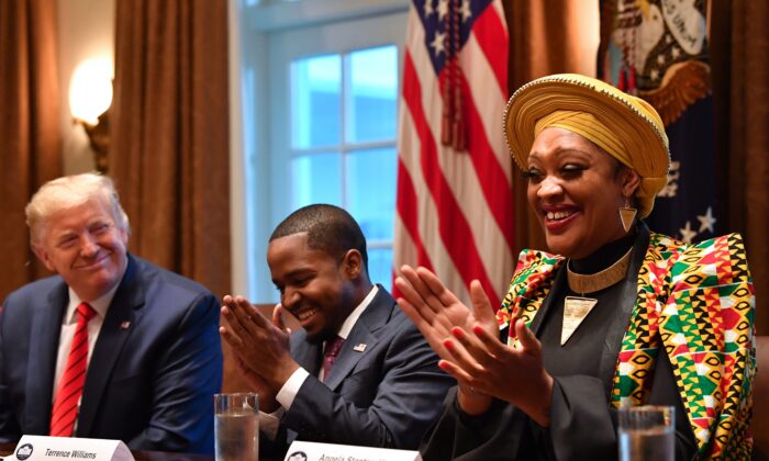 El presidente Donald Trump junto a Terrence Williams (C) y Angela Stanton-King durante una reunión con líderes afroamericanos en la sala del gabinete de la Casa Blanca en Washington el 27 de febrero de 2020. (Nicholas Kamm/AFP vía Getty Images)