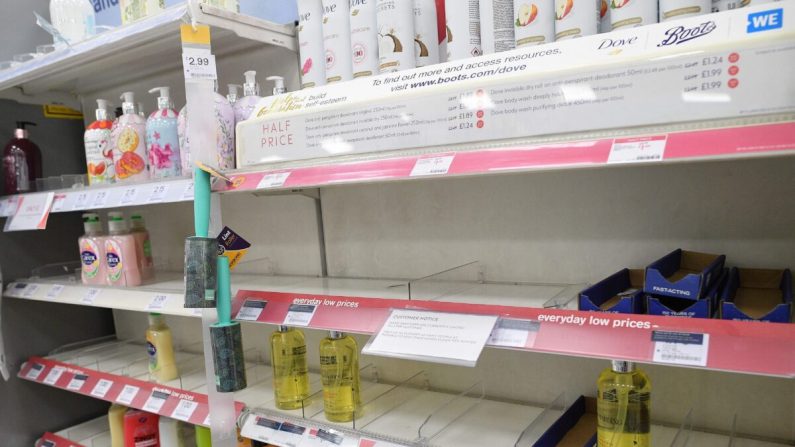 Estantes vacíos que alertan a los clientes sobre las ventas limitadas de jabones antibacteriales y geles desinfectantes, dentro de una tienda Boots en Londres, el 3 de marzo de 2020. (Justin Tallis/AFP a través de Getty Images)
