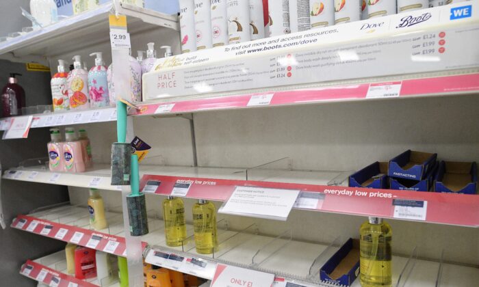 Estantes vacíos alertan a los clientes sobre una posible escasez de jabones para las manos antibacterianos y geles desinfectantes, dentro de una tienda Boots en Londres el 3 de marzo de 2020. (Justin Tallis/AFP vía Getty Images)