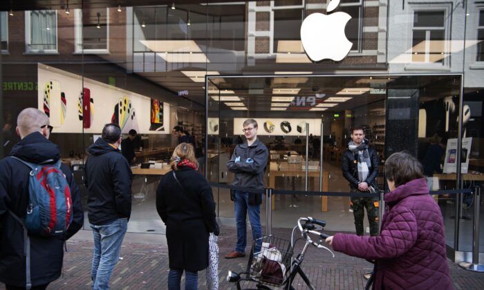 Personas frente a una tienda de Apple en Haarlem, en los Países Bajos el 14 de marzo de 2020. (Olaf Kraak / AFP a través de Getty Images)