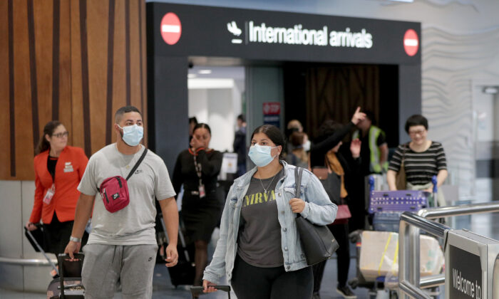 Pasajeros que llegan en vuelos llevan mascarillas protectoras en el aeropuerto internacional de Auckland, Nueva Zelanda, el 29 de enero de 2020. (Dave Rowland/Getty Images)