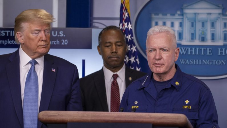 El presidente Donald Trump escucha al subsecretario de Salud Brett Giroir en una reunión informativa de la Casa Blanca en Washington, el 21 de marzo de 2020. (Tasos Katopodis/Getty Images)