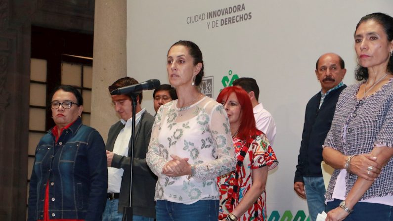 La jefa de Gobierno de la Ciudad de México, Claudia Sheinbaum (c), habla durante una rueda de prensa este domingo, en Ciudad de México (México). EFE/ José Pazos