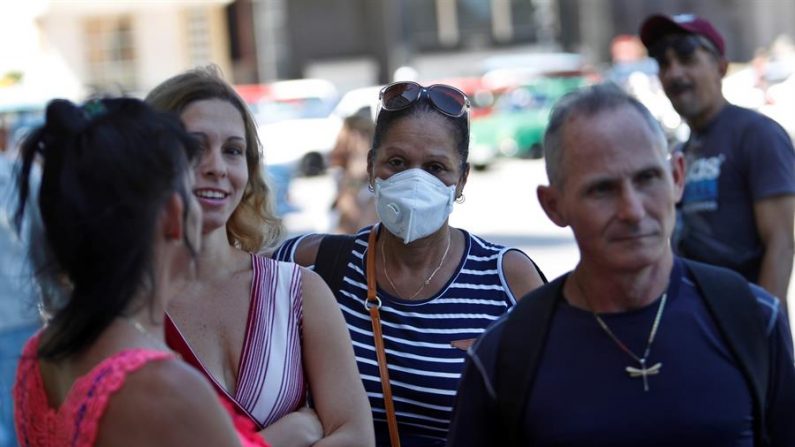 Cubanos son vistos usando tapabocas como una medida contra el virus del PCCh el 13 de marzo de 2020 en La Habana, Cuba. EFE/ Yander Zamora