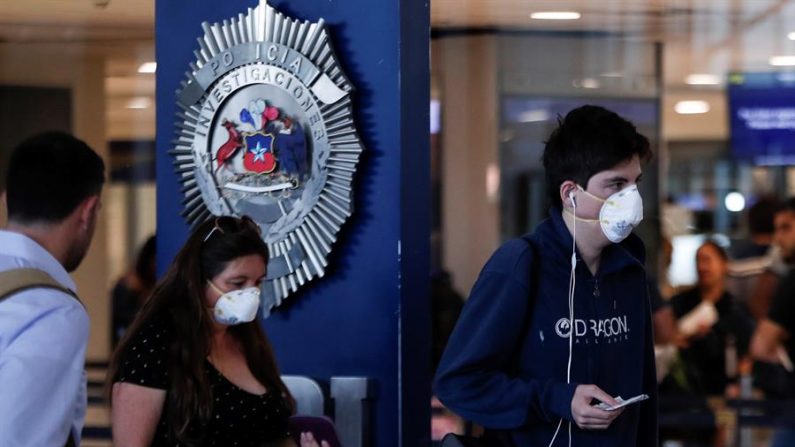 Pasajeros del aeropuerto Arturo Merino Benítez en Santiago (Chile), son vistos este miércoles portando mascarillas para evitar el contagio del coronavirus, después que ayer se confirmaran los dos primeros casos en el sur del país. EFE/Alberto Valdes
