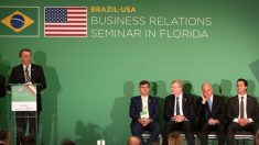 Bolsonaro se reúne con seguidores en visita a escuela de Medicina de Miami