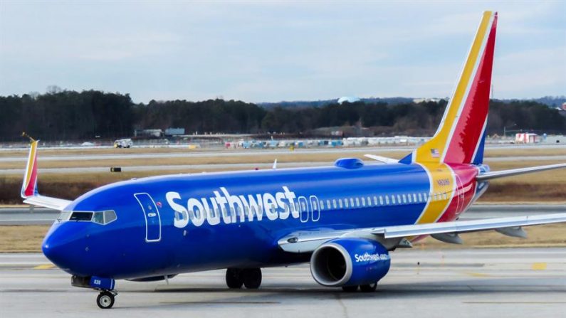 Un Boeing 737-7H4 de Southwest Airlines comienza a rodar en el Aeropuerto Internacional de Baltimore Washington en Baltimore, Maryland, USA. EPA/Tannen Maury/Archivo

