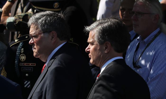 Fiscal general William Barr (Izq) y el director del FBI Christopher Wray en el Pentágono en Arlington, Virginia, el 11 de septiembre de 2019. (Mark Wilson/Getty Images)