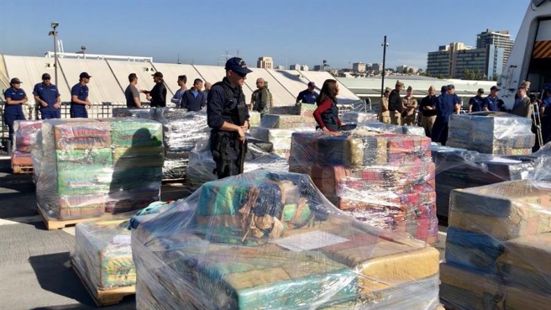 Agentes de la Guardia costera estadounidense descargan el jueves 25 de enero de 2018, un cargamento de 47 mil libras de cocaína con un valor en las calles de 721 millones de dólares, que fue decomisado en 23 operativos de agencias estadounidenses y canadienses, en el puerto de San Diego, California (EE.UU.). EFE/Alxandra Mendoza/Archivo
