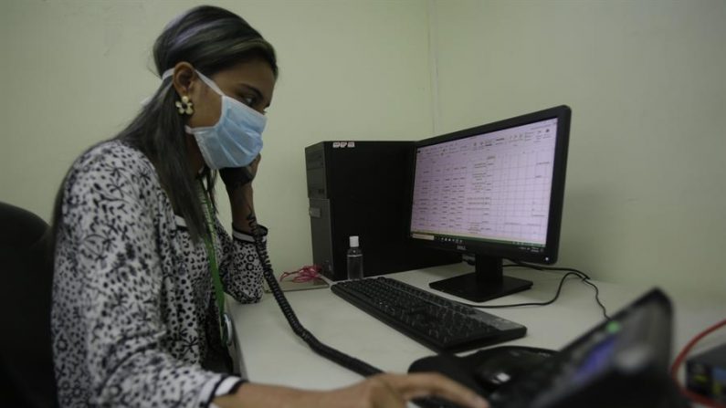 Una trabajadora del Ministerio de Salud de Panamá fue registrada este lunes al hacer encuestas telefónicas para determinar posibles contagios del virus del PCCh, en Ciudad de Panamá. EFE/Carlos Lemos
