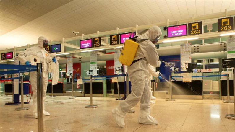 Efectivos de la Unidad Militar de Emergencias (UME) se han desplegado este jueves en el Aeropuerto del Prat, en Barcelona, para llevar a cabo labores de desinfección para luchar contra el virus del PCCh. EFE/Enric Fontcuberta

