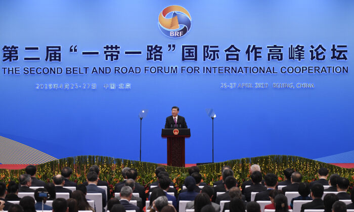 El líder chino Xi Jinping pronuncia un discurso en una conferencia de prensa después del Foro de la Franja y la Ruta en el Centro Nacional de Convenciones de China en el lugar del Lago Yanqi en Beijing, China, el 27 de abril de 2019. (Wang Zhao/Getty Images)