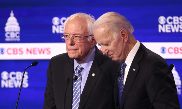 Los candidatos presidenciales demócratas, el senador Bernie Sanders (I-Vt.) y el ex vicepresidente Joe Biden, en un debate en el Charleston Gaillard Center, en Charleston, SC, el 25 de febrero de 2020. (Win McNamee/Getty Images)