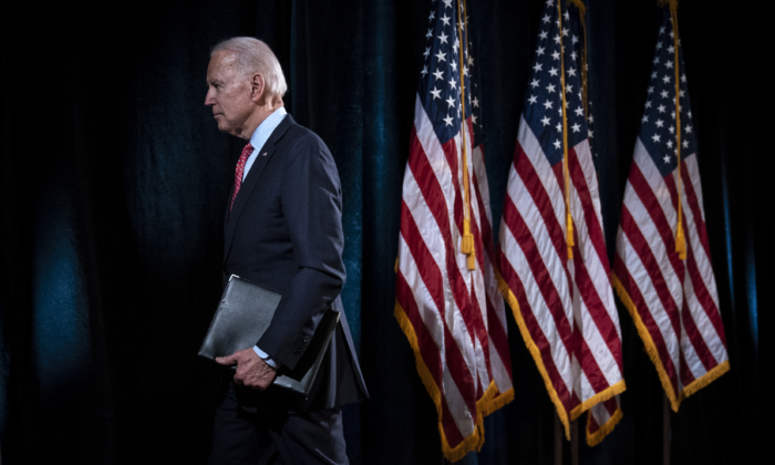 El exvicepresidente Joe Biden deja el atril después de hacer comentarios sobre el brote de COVID-19, en Wilmington, Delaware, el 12 de marzo de 2020. (Drew Angerer/Getty Images)