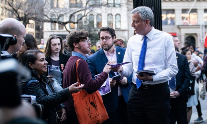 El alcalde de Nueva York, Bill De Blasio, visita Union Square para distribuir información sobre el coronavirus, en la ciudad de Nueva York, el 9 de marzo de 2020. (Jeenah Moon/Getty Images)