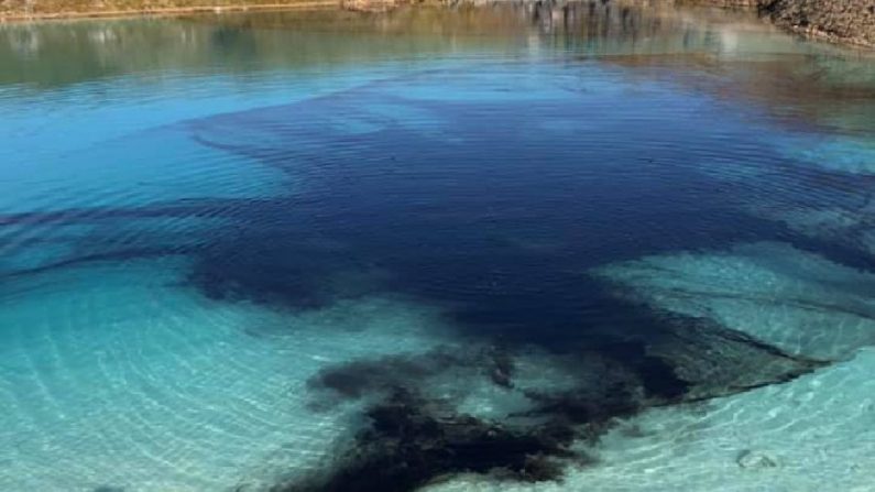 La Laguna Azul, en Harpur Hill, Buxton, Reino Unido, fue convertida en una laguna negra. (Policía de Buxton SNT/Facebook)