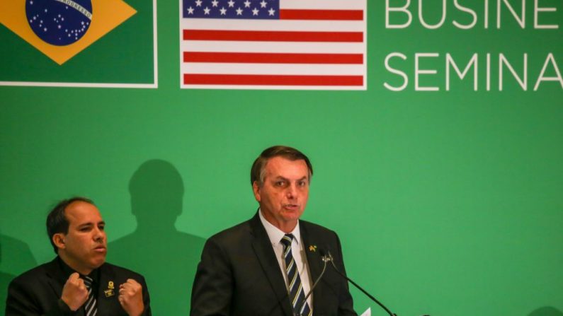 El presidente brasileño Jair Bolsonaro habla en el Seminario de Relaciones Comerciales Brasil-Estados Unidos en Florida en el Hilton Miami Downtown, el 9 de marzo de 2020, en Miami, Florida.  (ZAK BENNETT/AFP vía Getty Images)