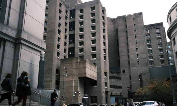 El Centro Correccional Metropolitano, operado por la Oficina Federal de Prisiones, se encuentra situado en el bajo Manhattan en la ciudad de Nueva York. Foto realizada el 19 de noviembre de 2019. (Spencer Platt/Getty Images)