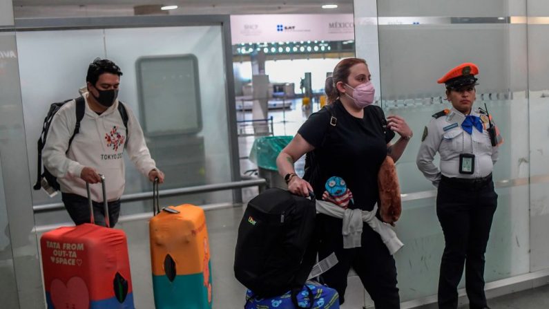 Pasajeros a su llegada al Aeropuerto Internacional de la Ciudad de México (México), el 3 de marzo de 2020. (Pedro Pardo/AFP vía Getty Images)