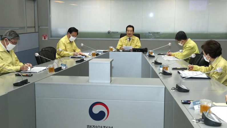 El primer ministro Chung Sye-kyun (c) habla por videoconferencia con diversas autoridades del país desde Seúl, sobre la situación generada por la pandemia del virus del PCCh. EFE/EPA/YONHAP
