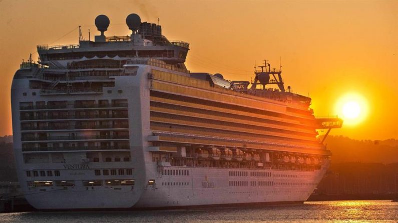 Carnival, con sede en Florida, señaló en un comunicado que la suspensión es "inmediata" y que los barcos que están en medio de viajes iniciarán el regreso. EFE/Miguel Toña/Archivo
