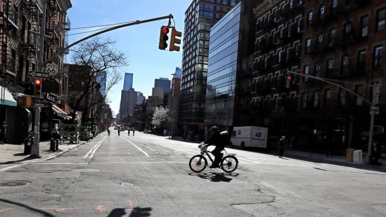 Un repartidor de comida cruza la vacía Novena Avenida en Nueva York, EE.UU., 21 de marzo de 2020. EFE/EPA/Peter Foley
