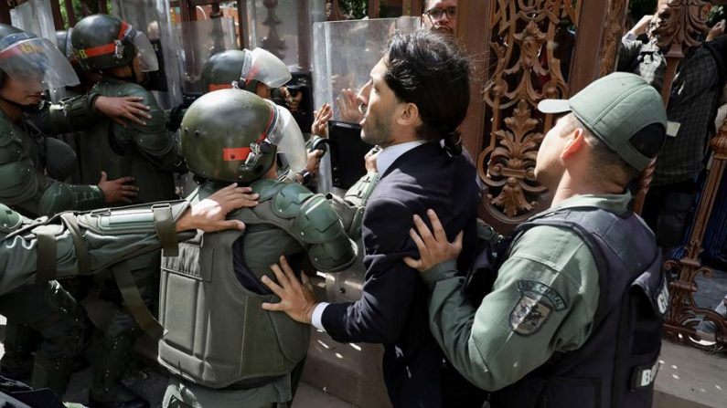 En la imagen, el diputado venezolano Renzo Prieto forcejea con miembros de la Guardia Nacional. EFE/Rayner Peña R/Archivo
