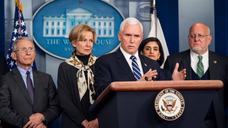 El Vicepresidente de los Estados Unidos, Mike Pence, rodeado de miembros del Grupo de Trabajo del Presidente Trump sobre el Coronavirus, habla a los medios en la Sala de Prensa de la Casa Blanca en Washington, DC, EE.UU., el 04 de marzo de 2020. (Estados Unidos) EFE/EPA/JIM LO SCALZO