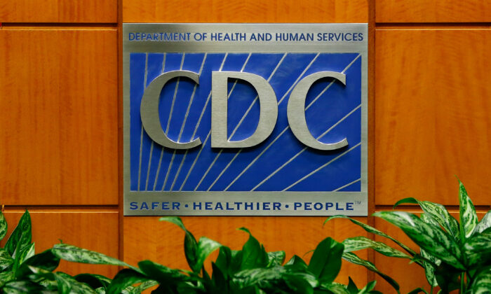 Un podio con el logo de los Centros para el Control y Prevención de Enfermedades del Centro de Comunicaciones Globales Tom Harkin en Atlanta, Georgia, en una foto de archivo. (Kevin C. Cox/Getty Images)