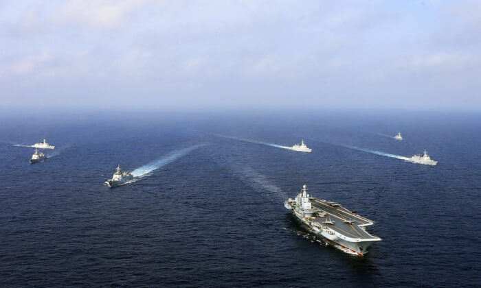 El único portaaviones operacional de China, el Liaoning (frente), navega con otros barcos durante un ejercicio en el mar en esta foto de archivo. (AFP a través de Getty Images)