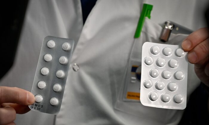 Un médico sostiene en Francia tabletas que contienen cloroquina e hidroxicloroquina. (Gerard Julien/AFP vía  Getty Images)
