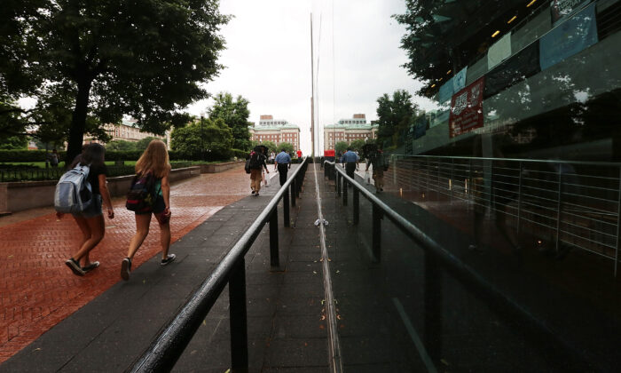 Personas camina por el campus de la Universidad de Columbia en la Ciudad de Nueva York.  (Mario Tama/Getty Images)