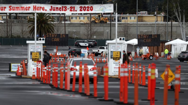 Los coches hacen fila para entrar en una clínica de autoservicio de pruebas de coronavirus en el Centro de Eventos del Condado de San Mateo en San Mateo, California, el 16 de marzo de 2020. (Justin Sullivan/Getty Images)