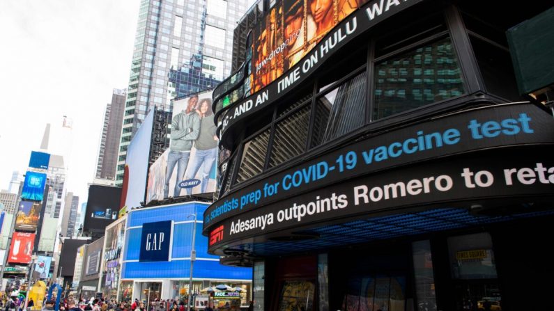 La información relacionada con el coronavirus se muestra en una pantalla en Times Square en la Ciudad de Nueva York el 8 de marzo de 2020 (Kena Betancur/AFP a través de Getty Images)