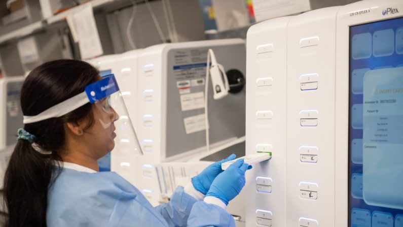 Un técnico de laboratorio comienza las pruebas semiautomáticas de COVID-19 en los laboratorios de salud de Northwell en Lake Success, Nueva York, el 11 de marzo de 2020. (Andrew Theodorakis/Getty Images)