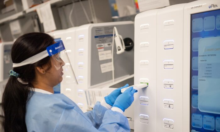 Una técnica de laboratorio comienza las pruebas semiautomáticas para COVID-19 en Northwell Health Labs en Lake Success, Nueva York, el 11 de marzo de 2020. (Andrew Theodorakis/Getty Images)
