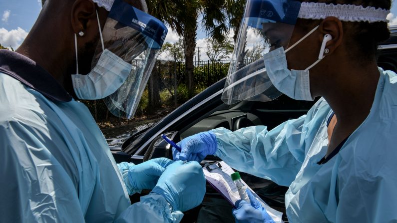 Personal médico toma muestras médicas en un laboratorio de pruebas de coronavirus instalado por un centro comunitario local en West Palm Beach a 75 millas al norte de Miami, Florida, el 16 de marzo de 2020. (Chandian Khanna/AFP a través de Getty Images)