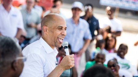 Cory Booker apoya a Joe Biden para presidente por un «propósito común»