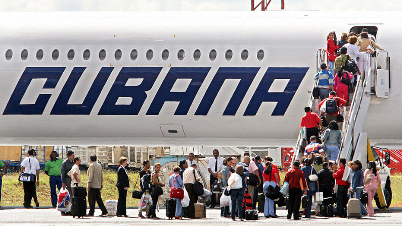 Un grupo de 69 médicos cubanos se embarcan en una aeronave de Cubana de Aviación para regresar a Cuba en el Aeropuerto Internacional de Brasilia el 15 de abril de 2005. (EVARISTO SA/AFP vía Getty Images)