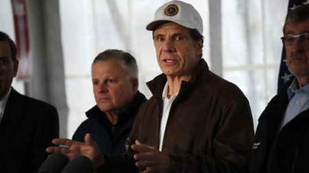 Cuomo dice que el estado de Nueva York lucha por ventiladores en medio de la pandemia de COVID-19