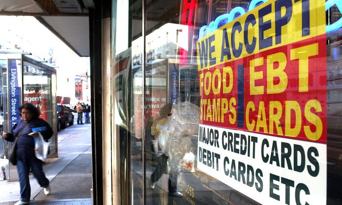 Un letrero en la ventana de una tienda anuncia la aceptación de cupones de alimentos en la ciudad de Nueva York el 7 de octubre de 2010. (Spencer Platt/Getty Images)