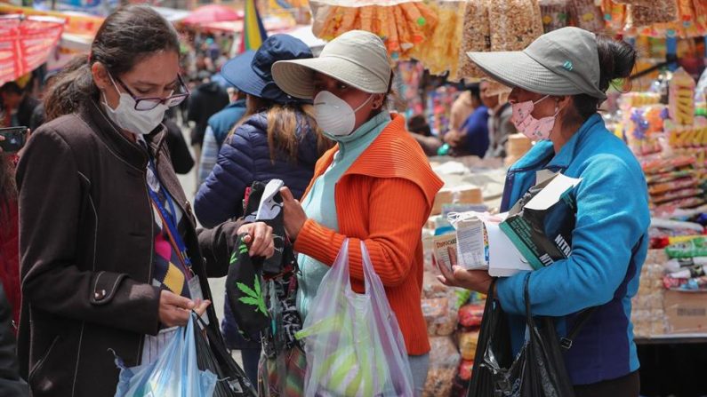 Ciudadanos bolivianos fueron registrados al usar tapabocas, debido al brote del virus del PCCh, en La Paz (Bolivia). EFE/ Martín Alipaz
